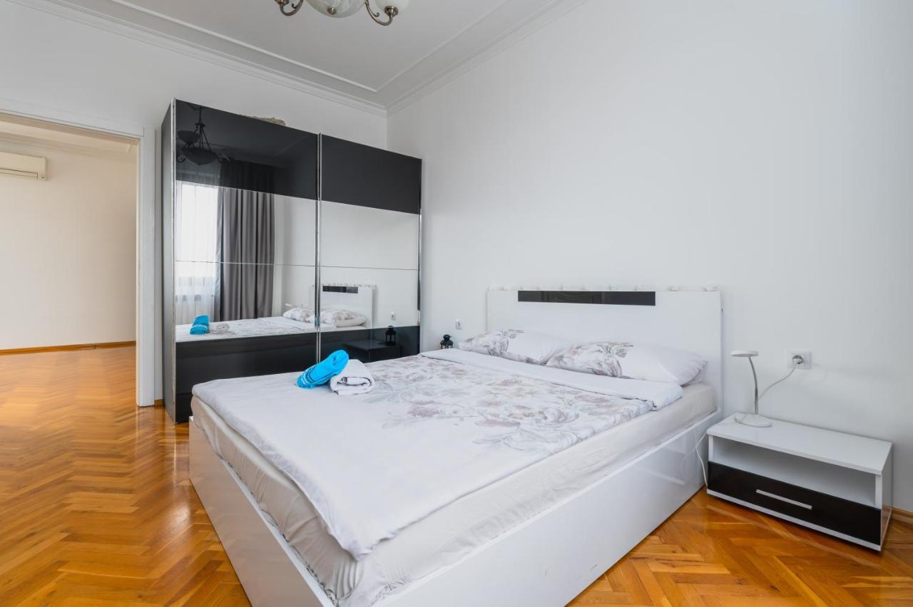 Appartamento Vitosha Str 2Bd White & Blue Apt Sofia Esterno foto